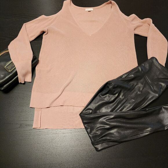 14th & Union Cold Shoulder V Neck Hi Low Long Sleeve Sweater - Picture 8 of 8